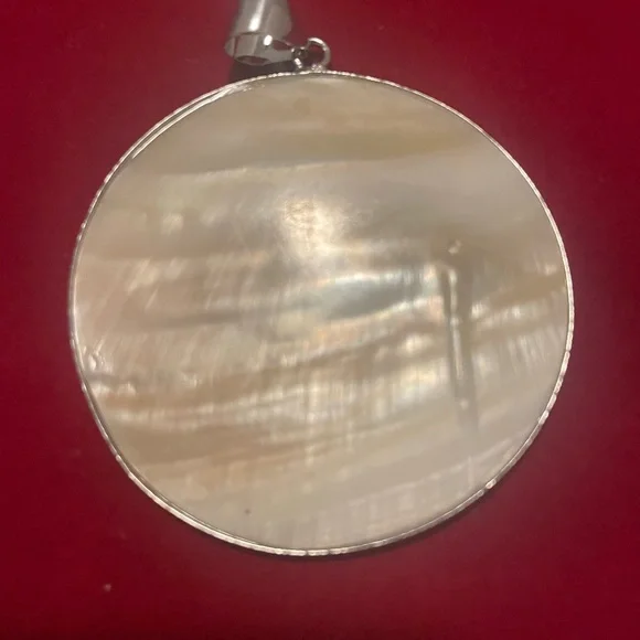 Cream and Silver Mother-of-Pearl Necklace - Picture 4 of 4